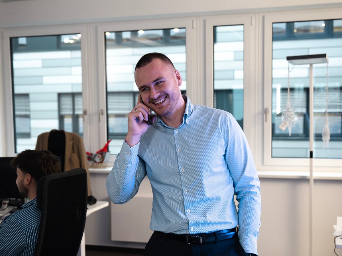Dimitri Miller im Gespräch im Group & Miller Büro